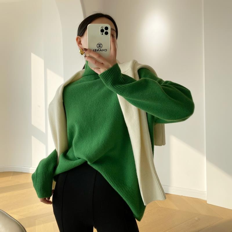 Mjukstickad polotröja för dam i enfärgad design