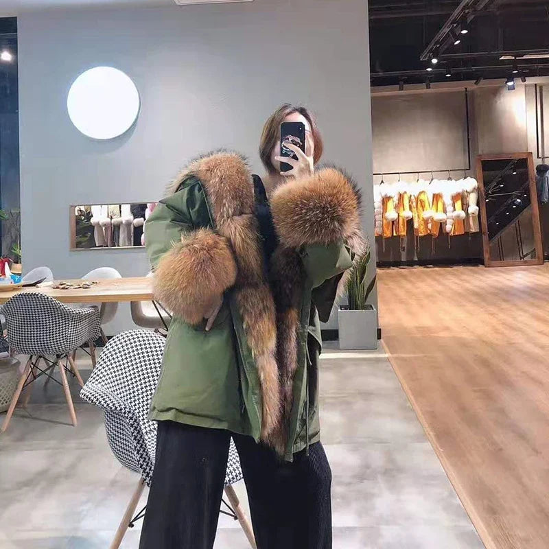Kaki parkas til dame med kanter og fôr i brun fuskepels