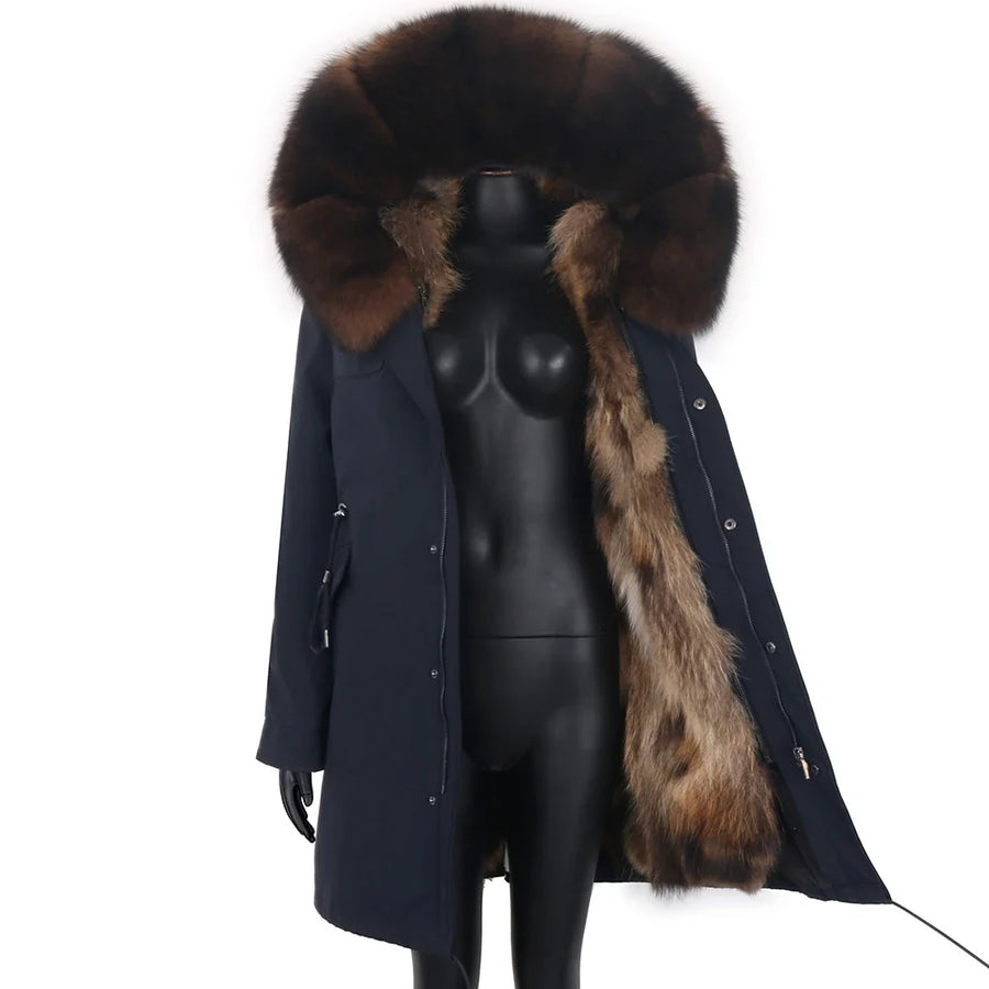 Lang svart parkas for kvinner med hette og fôr i fuskepels
