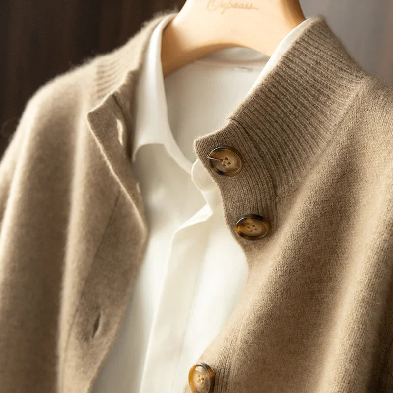 Elegant dame cardigan med høj hals og trendy knapper til et smart afslappet look
