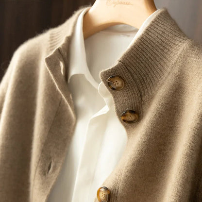Elegant dame cardigan med høj hals og trendy knapper til et smart afslappet look
