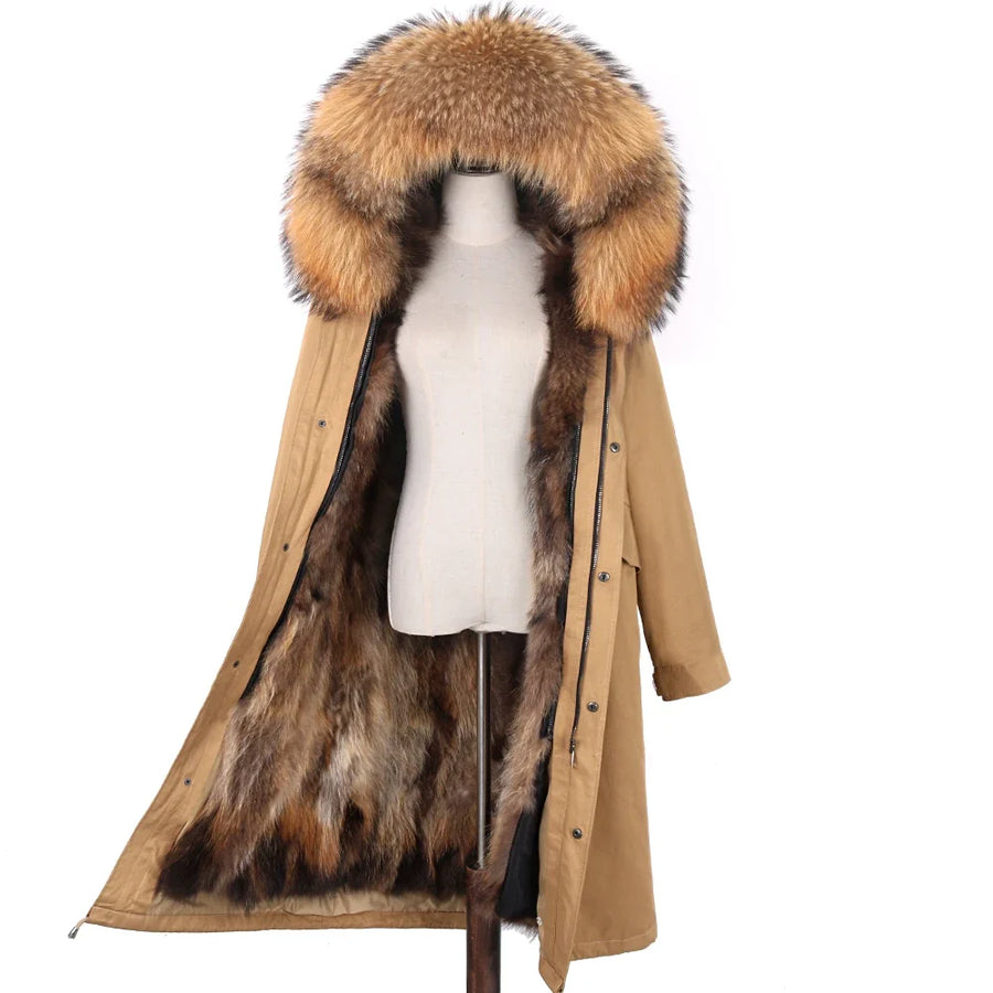 Lang svart parkas for kvinner med hette og fôr i fuskepels