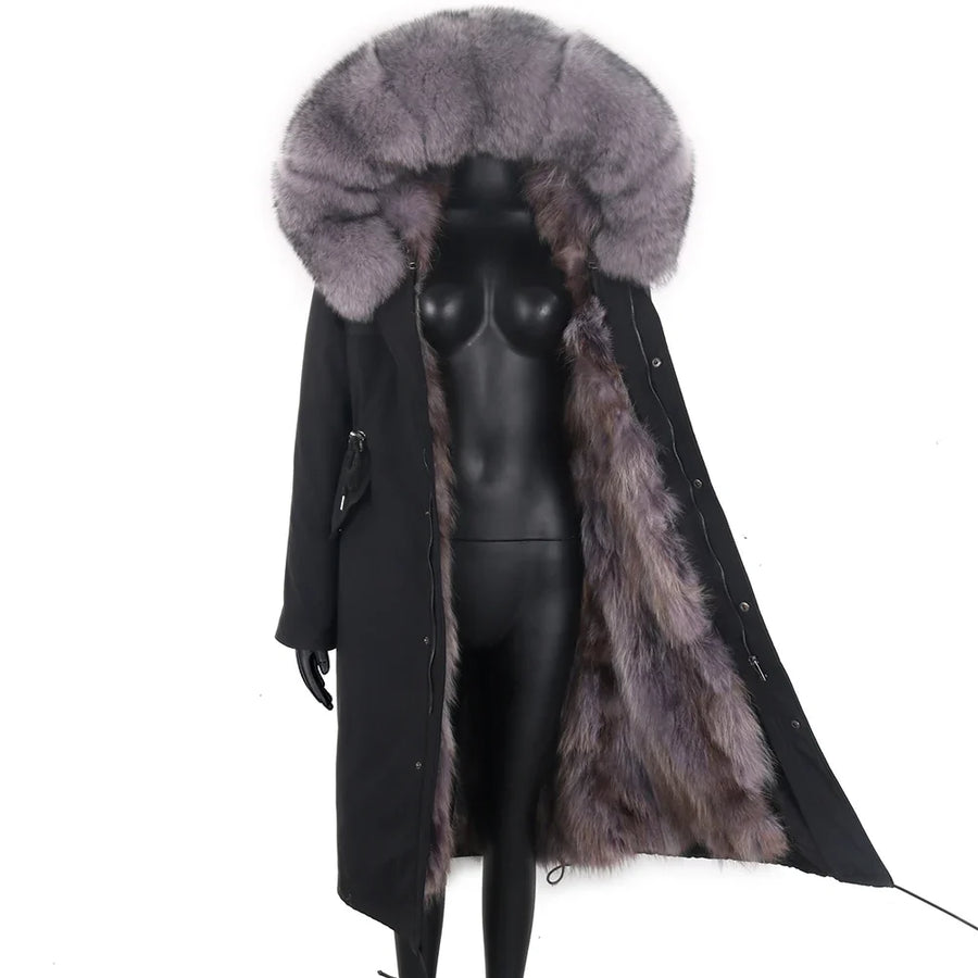 Lang svart parkas for kvinner med hette og fôr i fuskepels