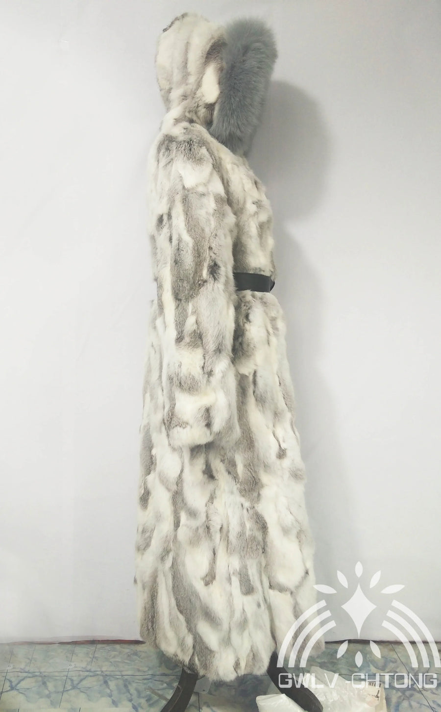 Cappotto lungo con cappuccio in ecopelliccia bicolore grigia e bianca con cintura