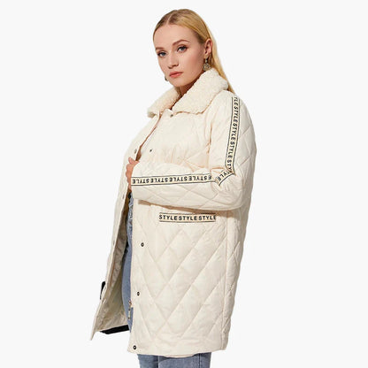 Abrigo acolchado estilo casual para mujer con cuello efecto piel y detalles de moda