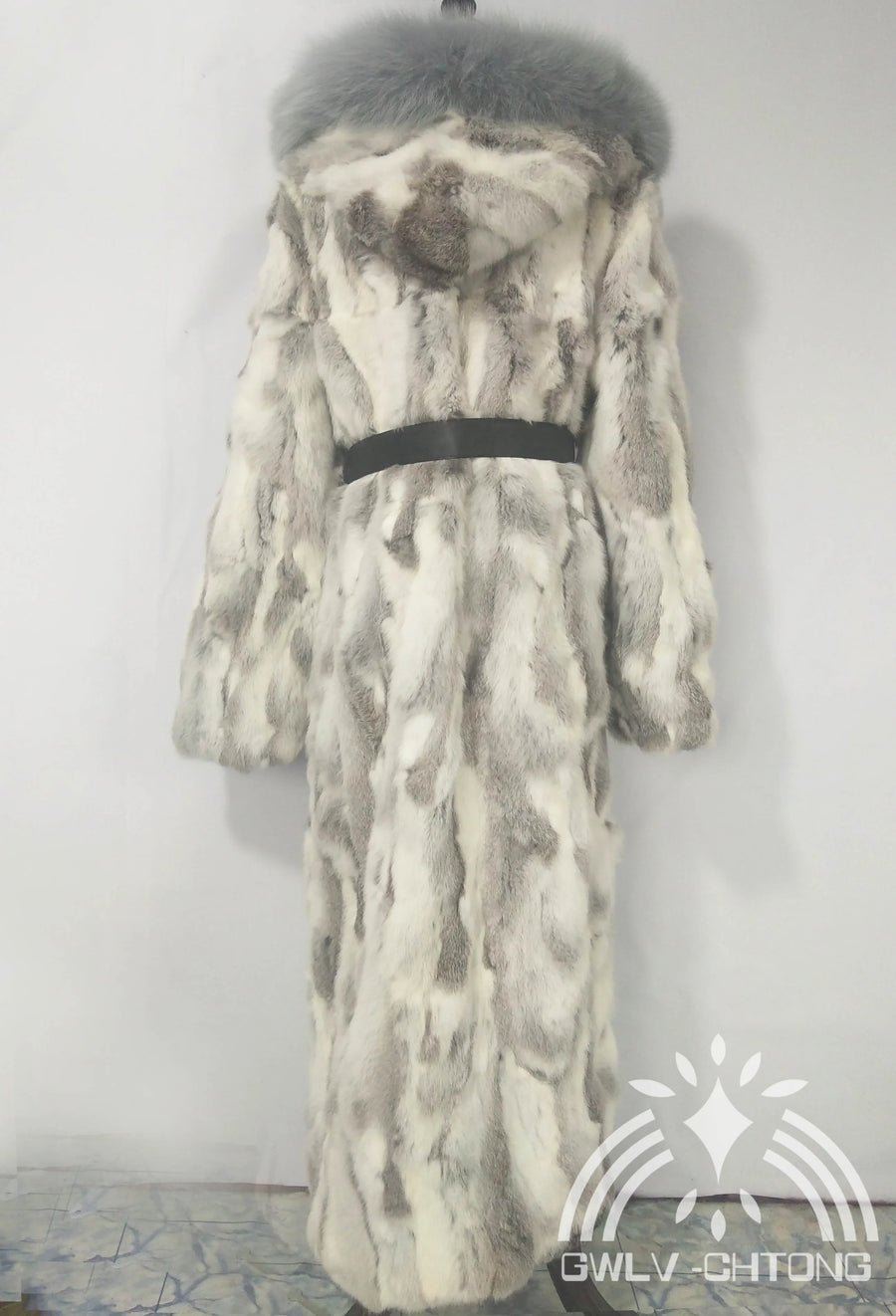 Cappotto lungo con cappuccio in ecopelliccia bicolore grigia e bianca con cintura