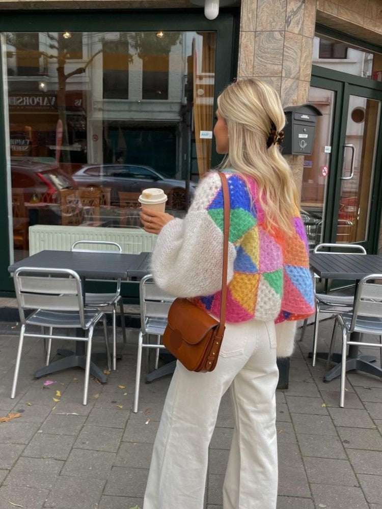 Färgglad stickad damkofta med puffärmar