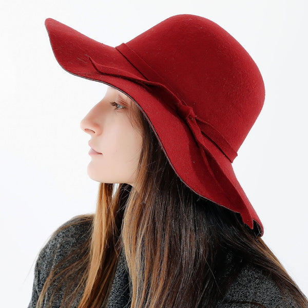Elegante sombrero cloche de mujer burdeos con cinta