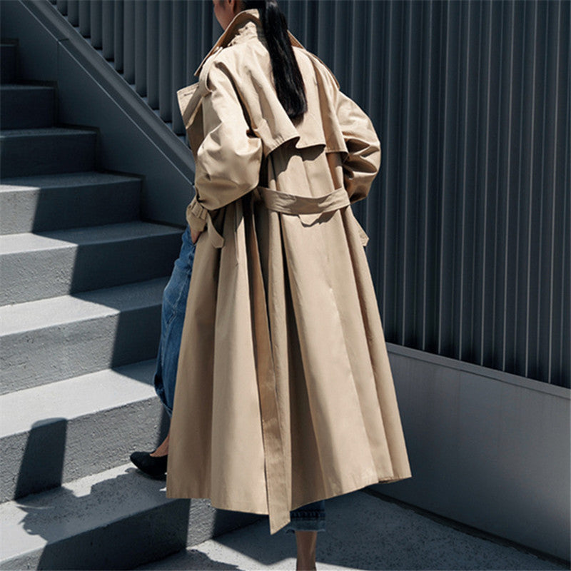 Lang trenchcoat med bælte i afslappet stil, beige