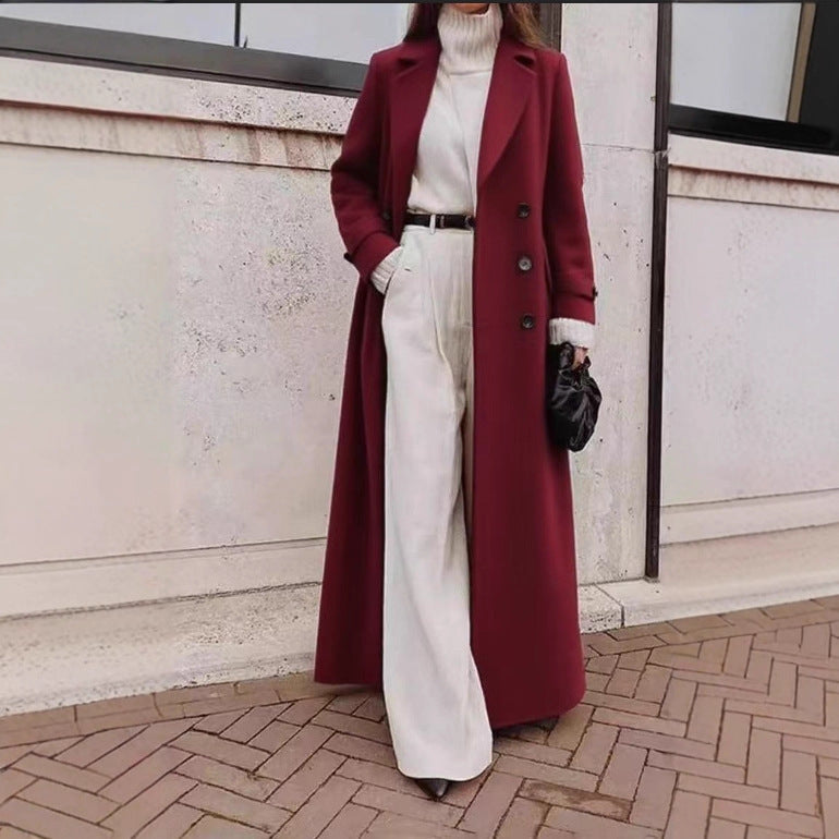 Lange damesmantel met reverskraag en knoopsluiting, elegante stijl