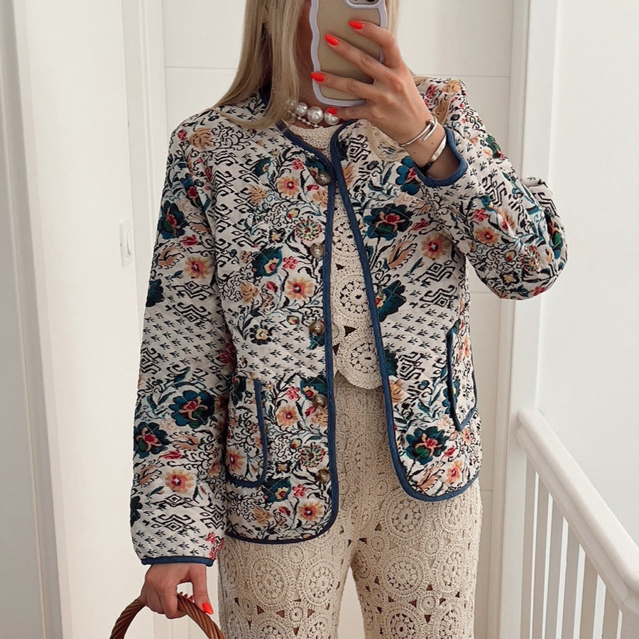 Quiltet jakke med blomster- og geometrisk mønster, kontrastkanter og bohemestil