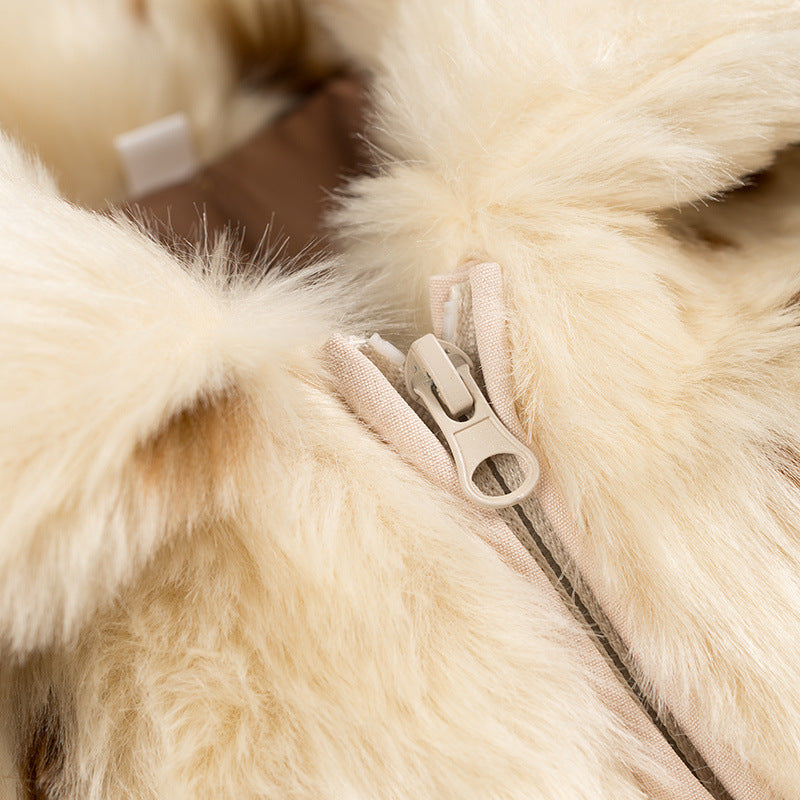 Kurze Damenjacke in Felloptik mit braun-cremefarbenem Muster