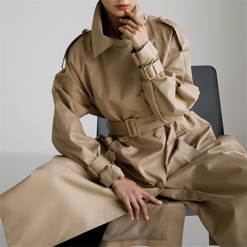 Lang trenchcoat med bælte i afslappet stil, beige