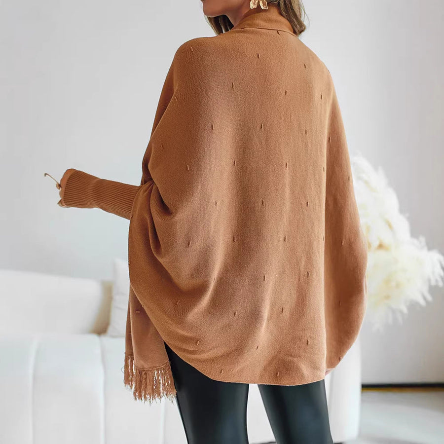 Stickad ponchocardigan för dam i kamelfärg med fransar och långa ärmar