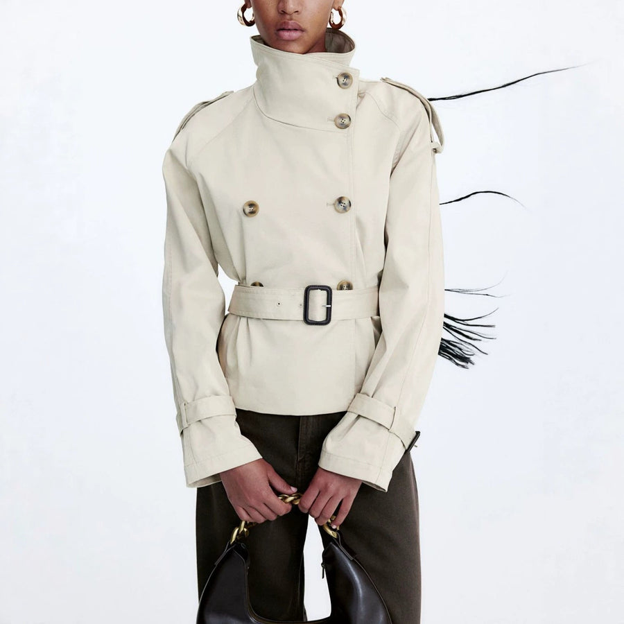 Kort trenchcoat-achtig jack met dubbele rij knopen en beige riem