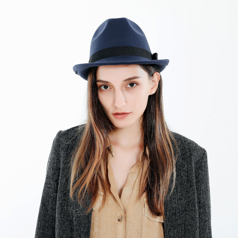 Unisex-fedora i filt med sort bånd i klassisk stil