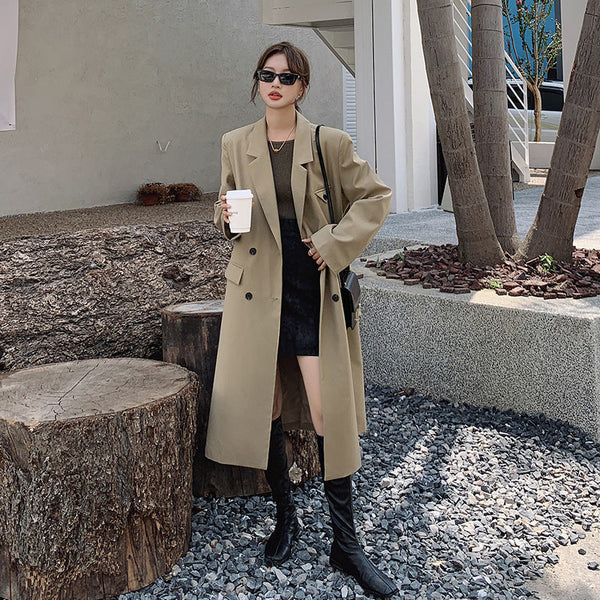 Cappotto lungo da donna doppiopetto beige in stile trench