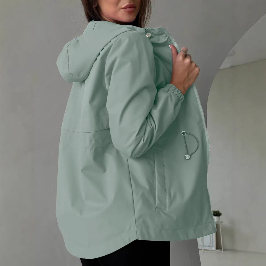 Lichte damesjas met capuchon en aantrekkoord in de taille