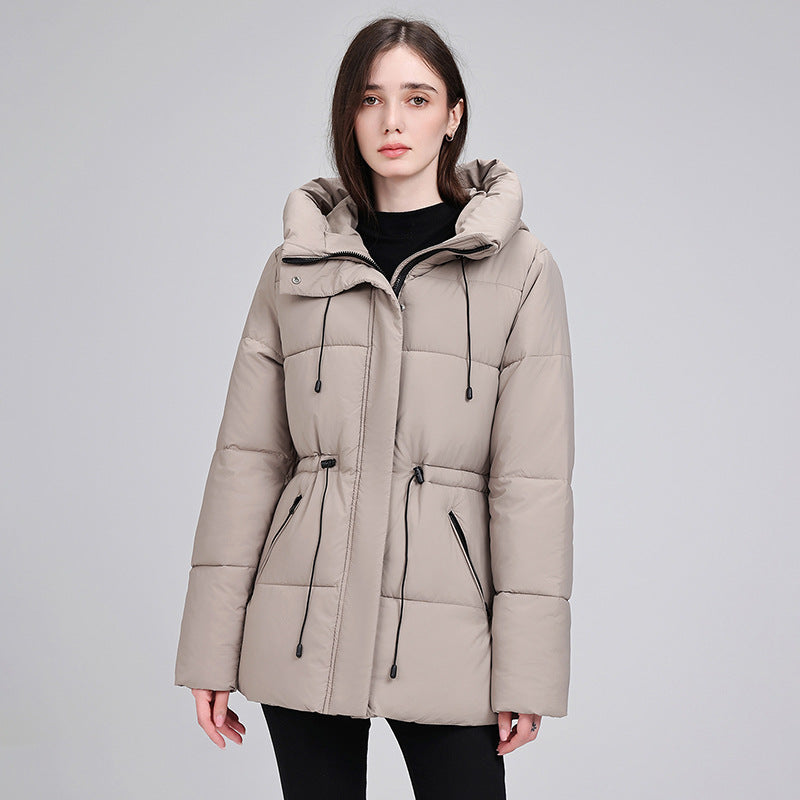 Kort beige vattert dunjakke til dame med hette og snøring i midjen
