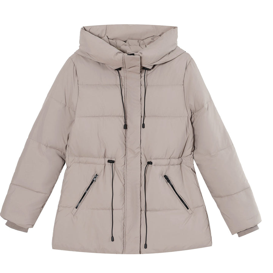 Kort beige vattert dunjakke til dame med hette og snøring i midjen