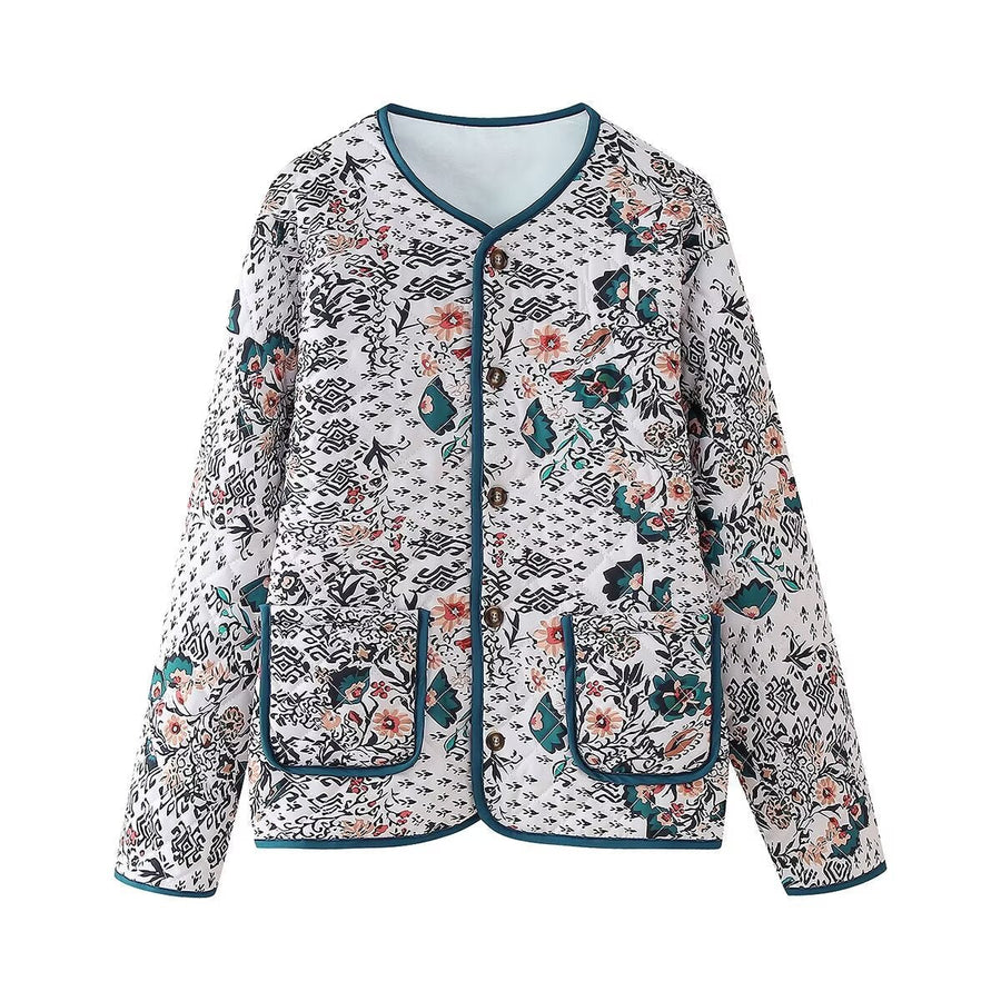 Quiltet jakke med blomster- og geometrisk mønster, kontrastkanter og bohemestil