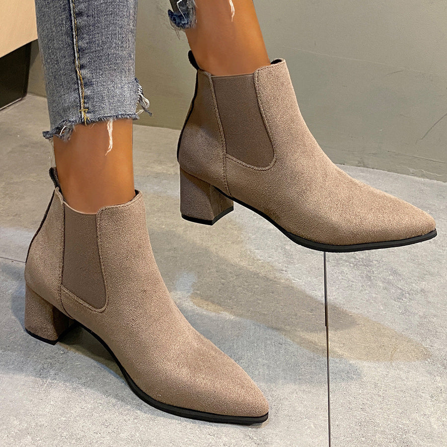 Schwarze Chelsea-Stiefel für Damen mit eckigem Absatz, spitzer Zehenkappe und weichem Material