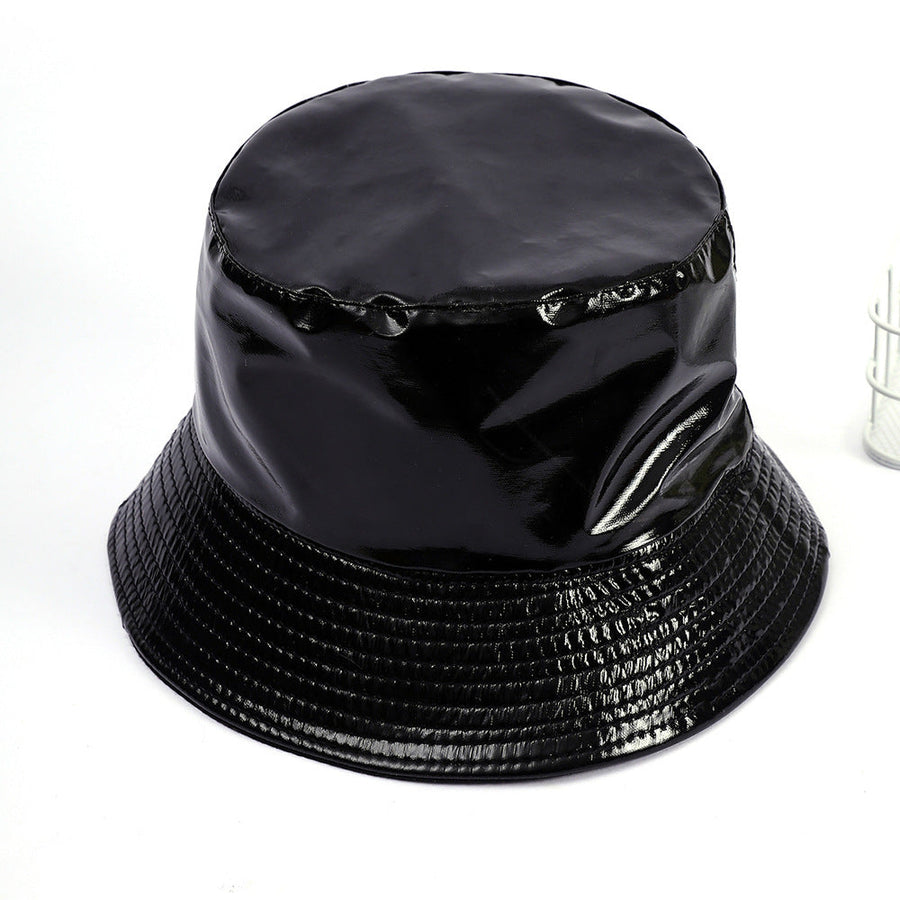 Glanzende zwarte bucket hat met leereffect