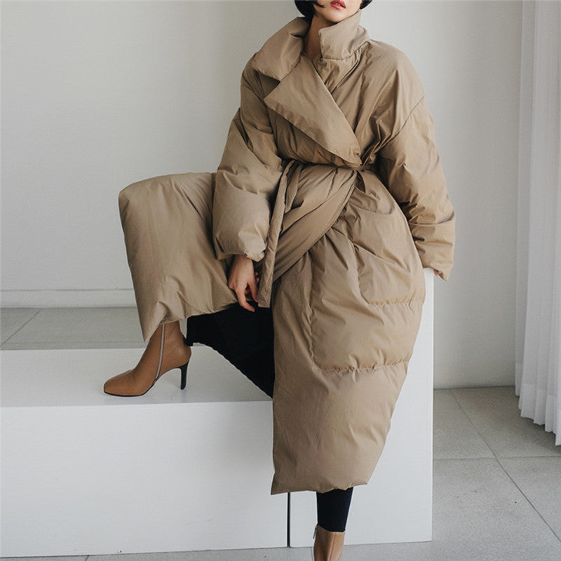 Beige oversize, lång, quiltad kappa med skärp