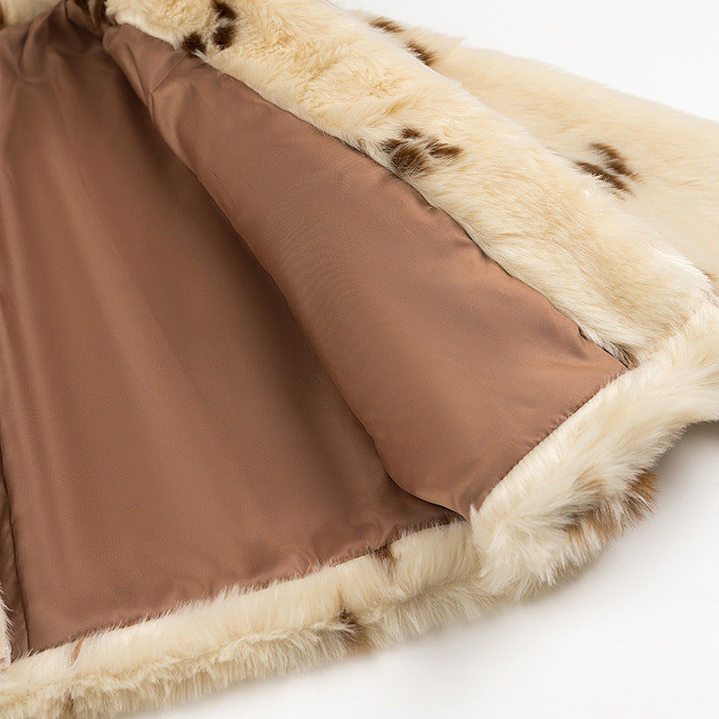 Kurze Damenjacke in Felloptik mit braun-cremefarbenem Muster