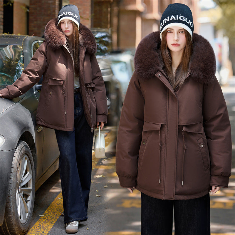 Kurze gesteppte Damen-Daunenjacke mit Kapuze, Kunstfellbesatz und winterlichem Design