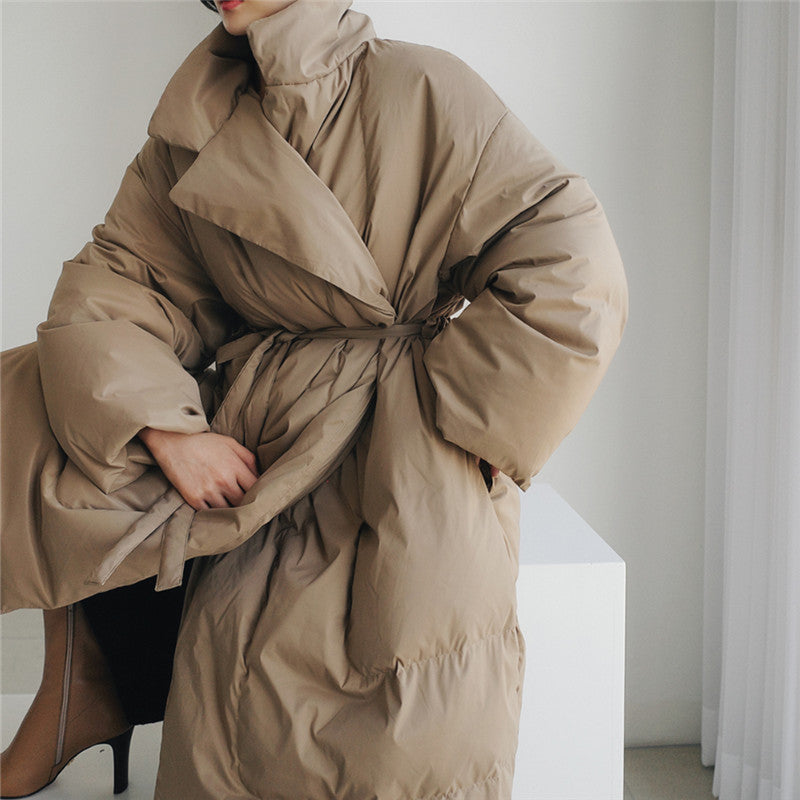 Beige oversize, lång, quiltad kappa med skärp