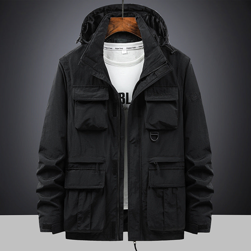 Herrenjacke mit Kapuze, mehreren Taschen und Reißverschluss im Cargo-Stil