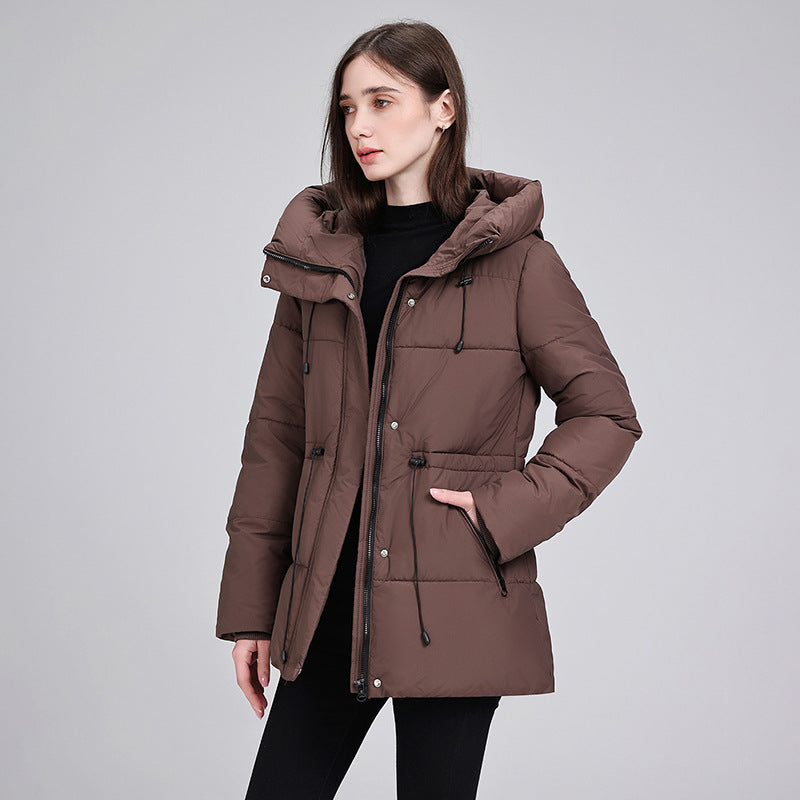 Kort beige vattert dunjakke til dame med hette og snøring i midjen