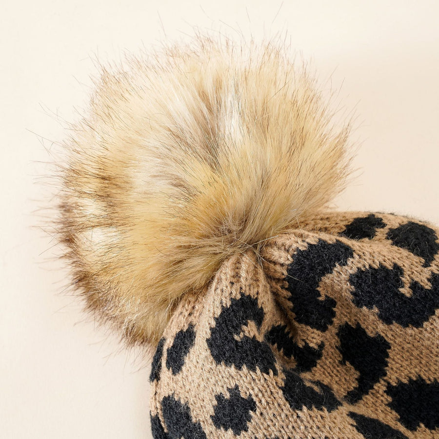 Gorro de punto con estampado de leopardo y pompón efecto piel