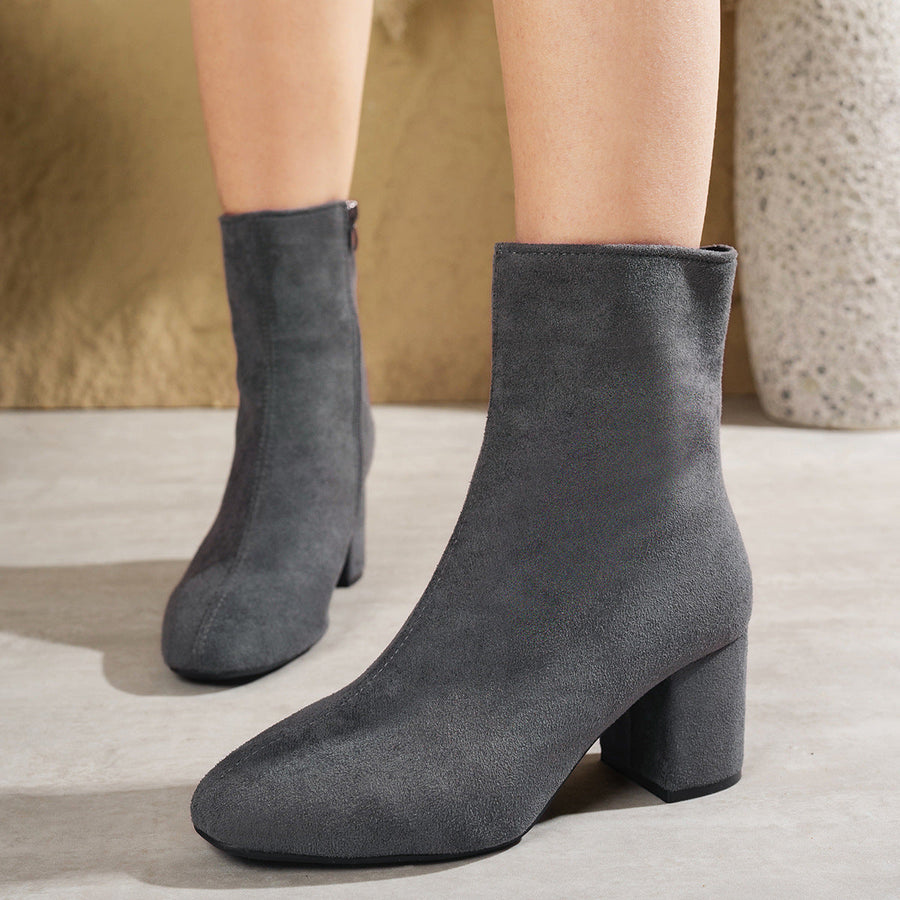 Damesbottines met blokhak en spitse neus, met rits aan de zijkant