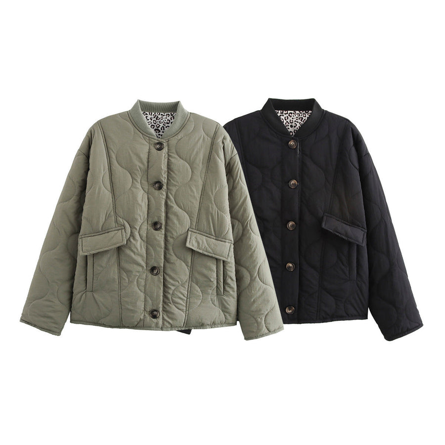 Chaqueta acolchada corta negra de cuello redondo con botones y bolsillos