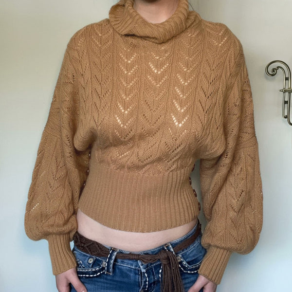 Jersey corto de punto calado, cuello alto, color camel, con mangas abullonadas