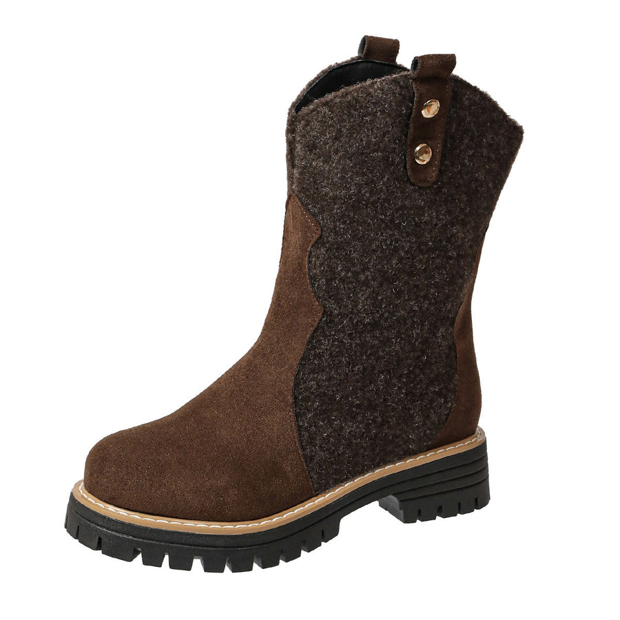Kurze braune Damenstiefel mit strukturierten Einsätzen und Profilsohle