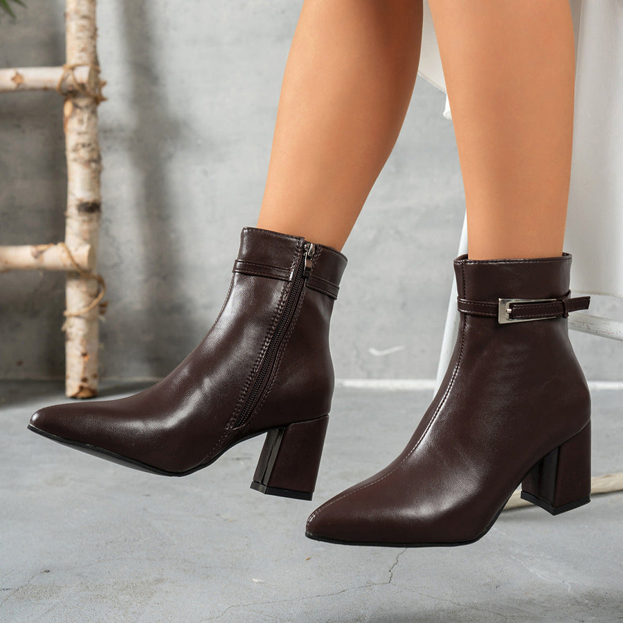 Damesbottines met blokhak en spitse neus, met decoratieve band