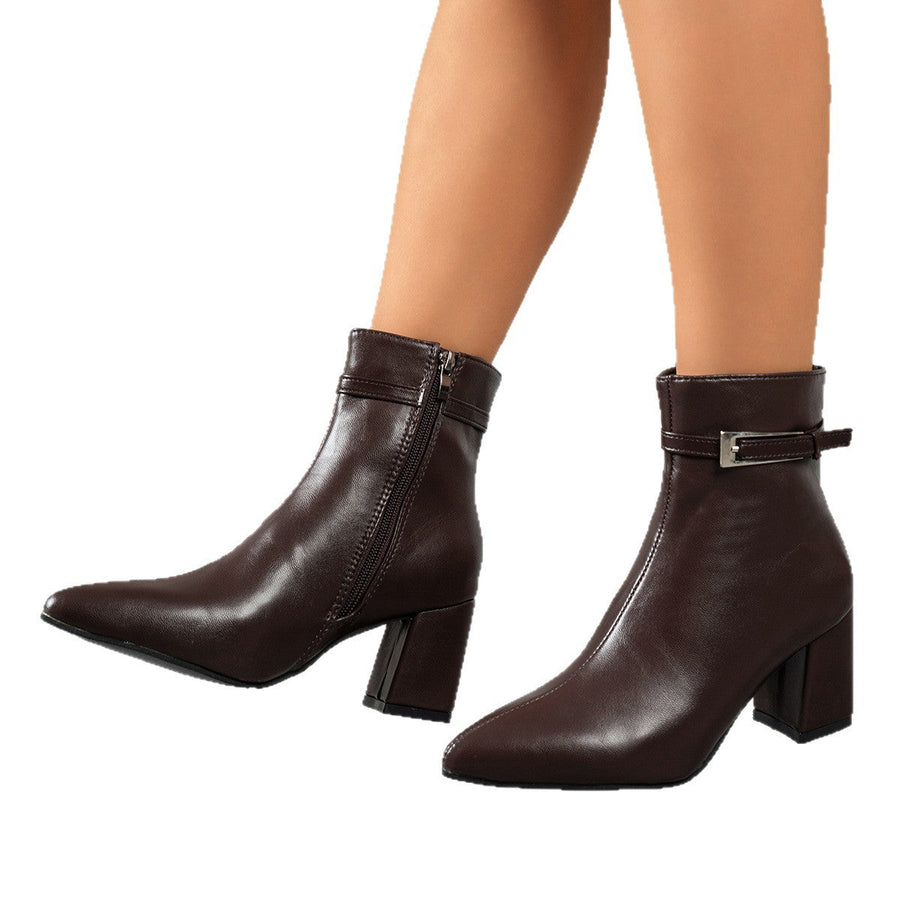 Damesbottines met blokhak en spitse neus, met decoratieve band