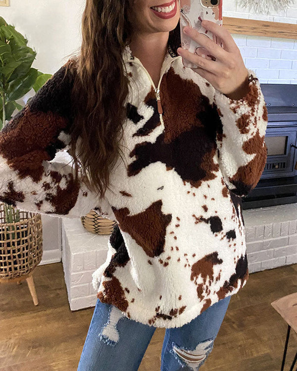 Suéter acogedor con estampado de vaca blanco, marrón y negro y cuello de cremallera