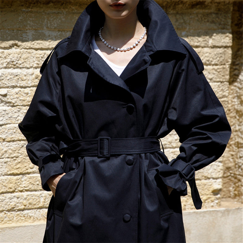 Lang trenchcoat med bælte i afslappet stil, beige