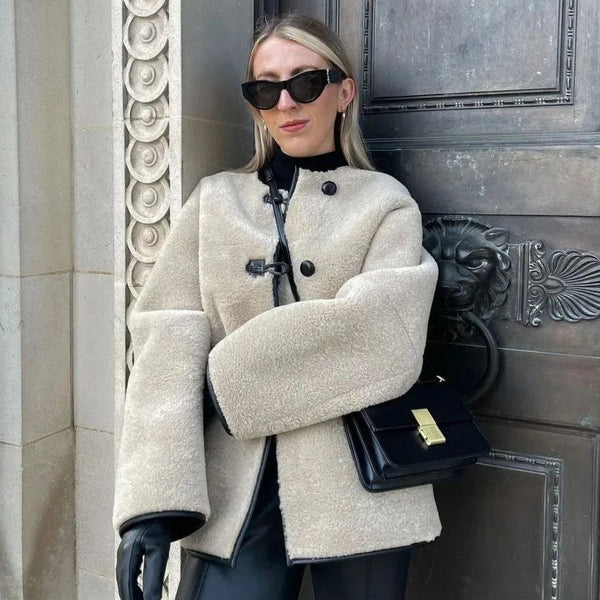 Giacca corta beige stile montone con colletto rotondo e alamari