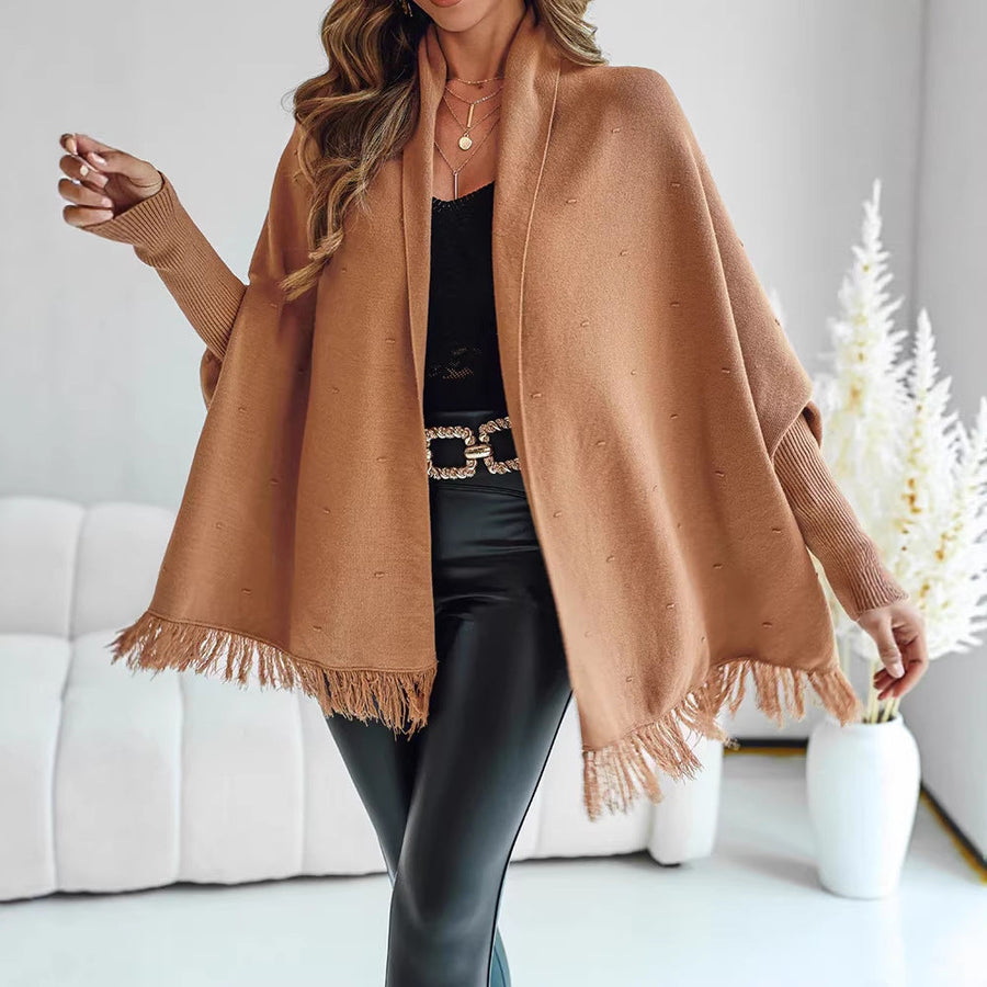 Stickad ponchocardigan för dam i kamelfärg med fransar och långa ärmar