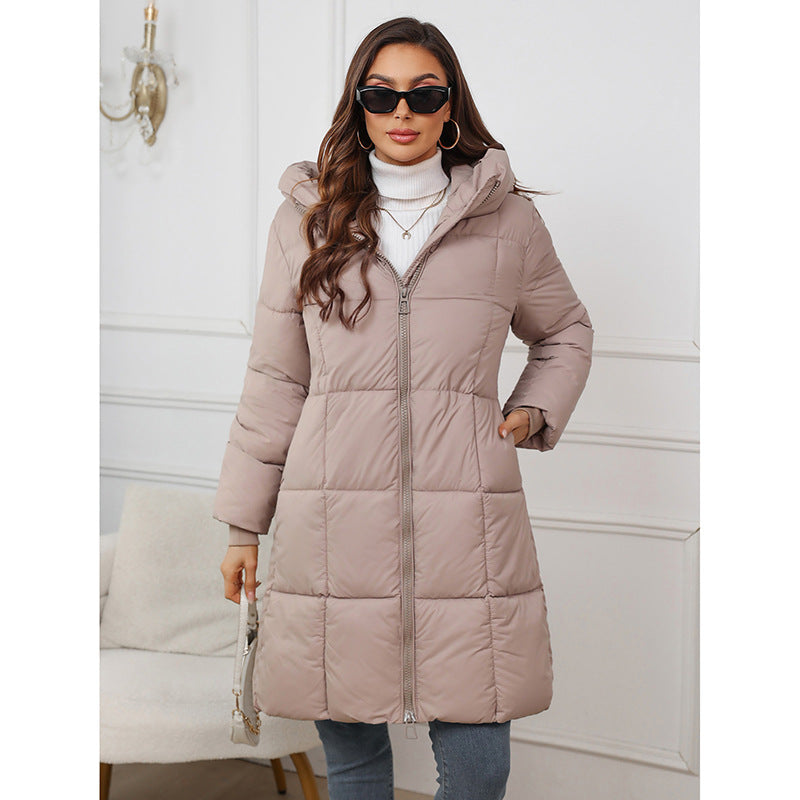 Lange gesteppte Damen-Daunenjacke mit einfarbiger Kapuze und Reißverschluss