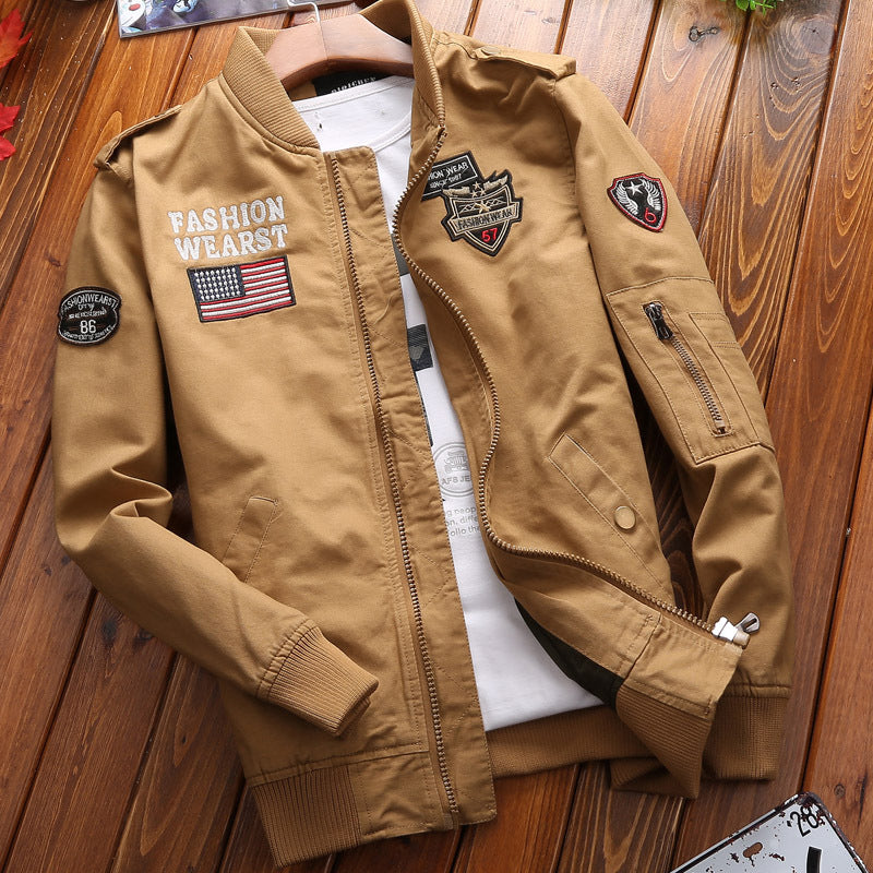 Aviatorjakke til mænd med broderede patches, ståkrave og lynlåslukning