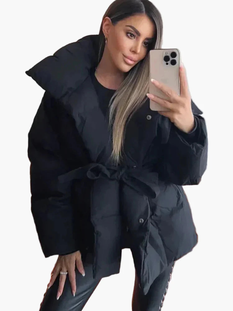 Vinterjakke for dame i elegant urban stil med belte og bred krage