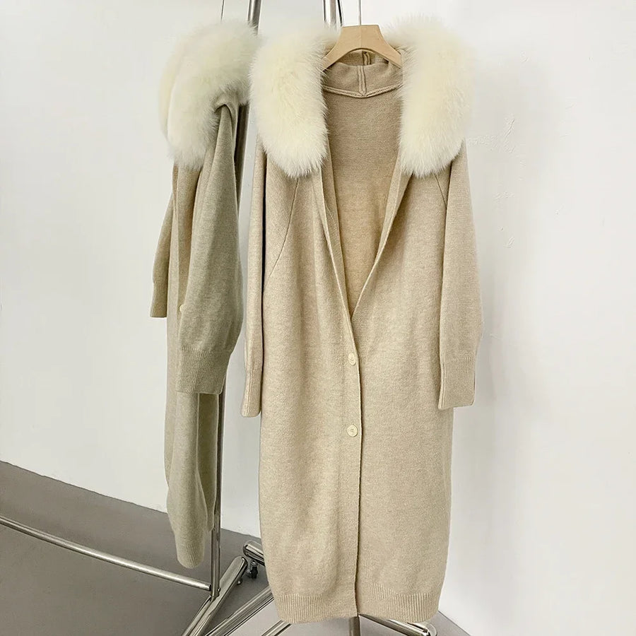 Lang damesvest van gebreid materiaal met kraag in antracietgrijze bontlook