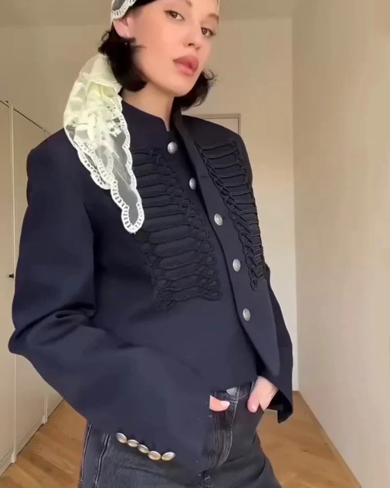 Giacca corta militare nera da donna con collo rialzato e bottoni decorativi