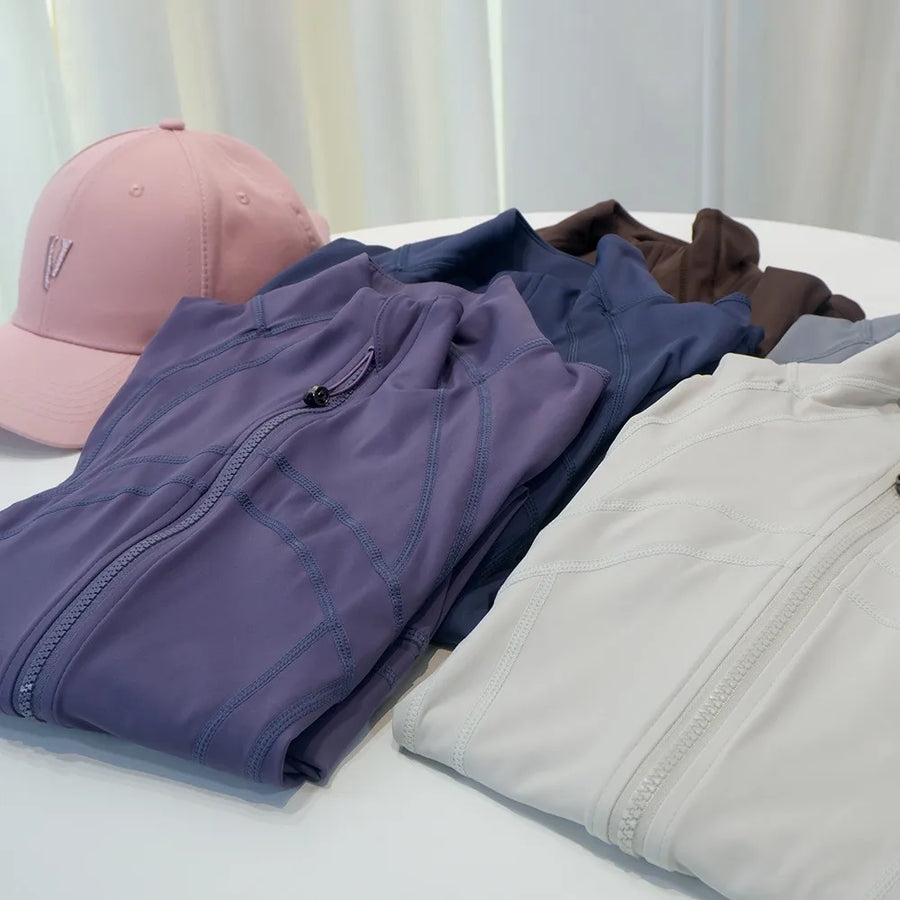 Giacca sportiva da donna con cerniera, colletto rialzato, maniche lunghe e aperture per i pollici